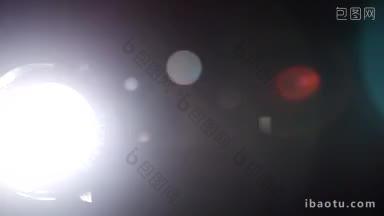 场景显示一个正在运行的电影放映机从前面的镜头发送红色和白色输出